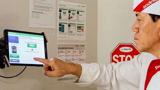 Chef Sodexo avec une tablette WasteWatch