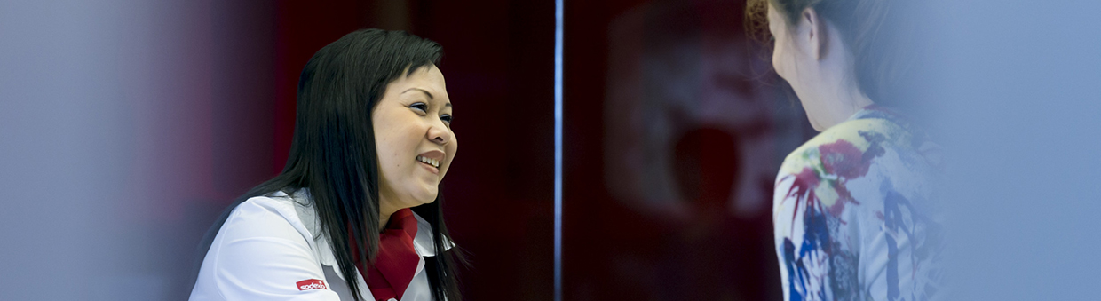 Sodexo conciergerie employee speaking with a client